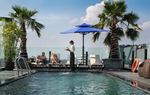 Piscina a l'aire lliure i gandules 