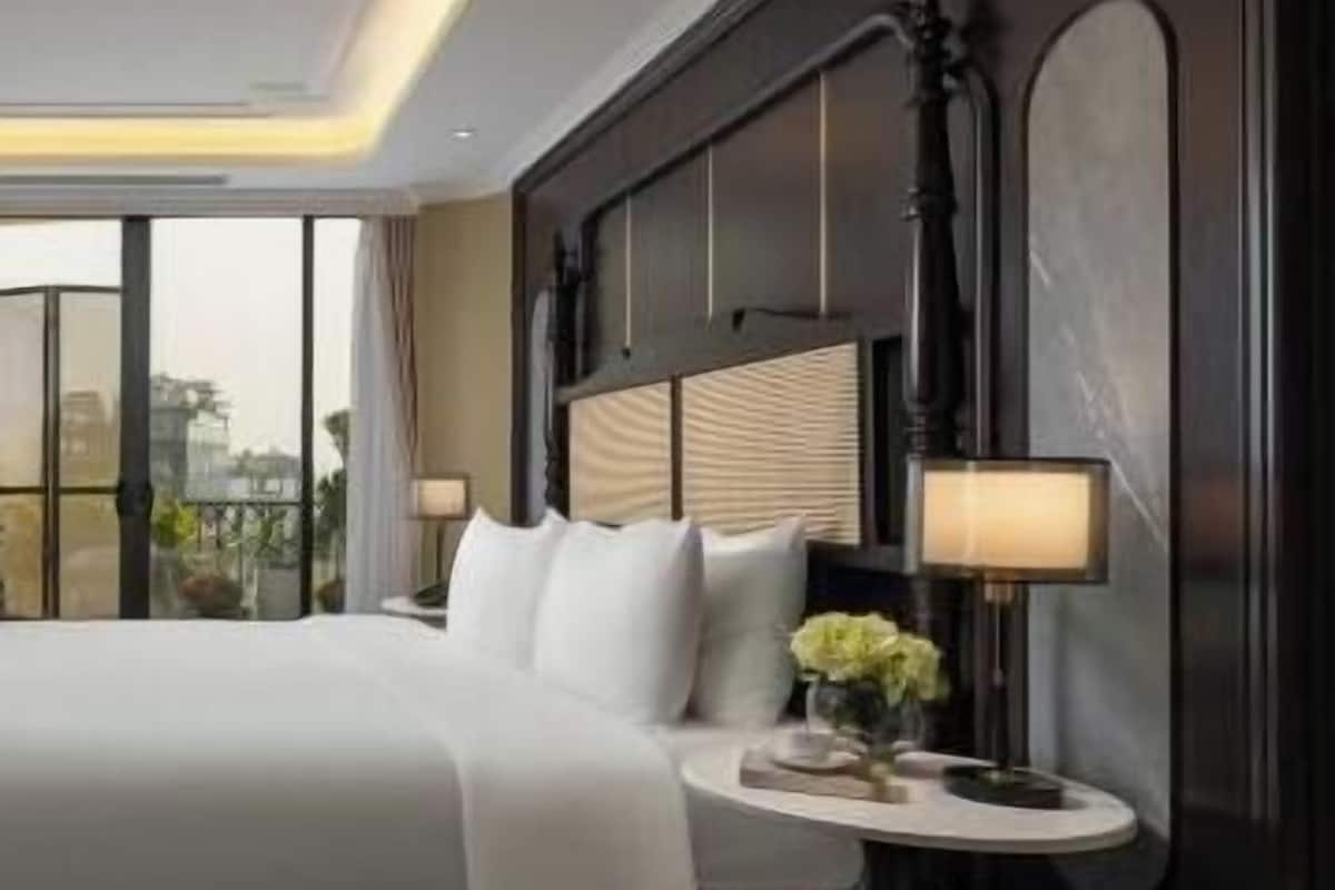 Bộ đồ giường cao cấp, minibar, két bảo mật tại phòng