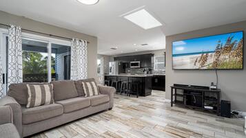 House, 4 Bedrooms | Living room