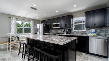 House, 4 Bedrooms | Private kitchen
