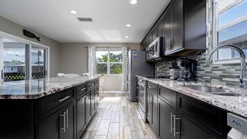 House, 4 Bedrooms | Private kitchen