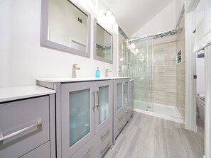 Regadera, secadora de cabello, bidet, toallas 