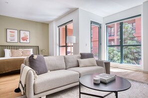 TV, stereo - Premium Hollywood Studio w/ Gym, Pool & BBQ, walk to Metro, by Blueground (Los Angeles)