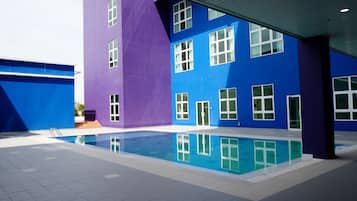 2 kolam renang terbuka