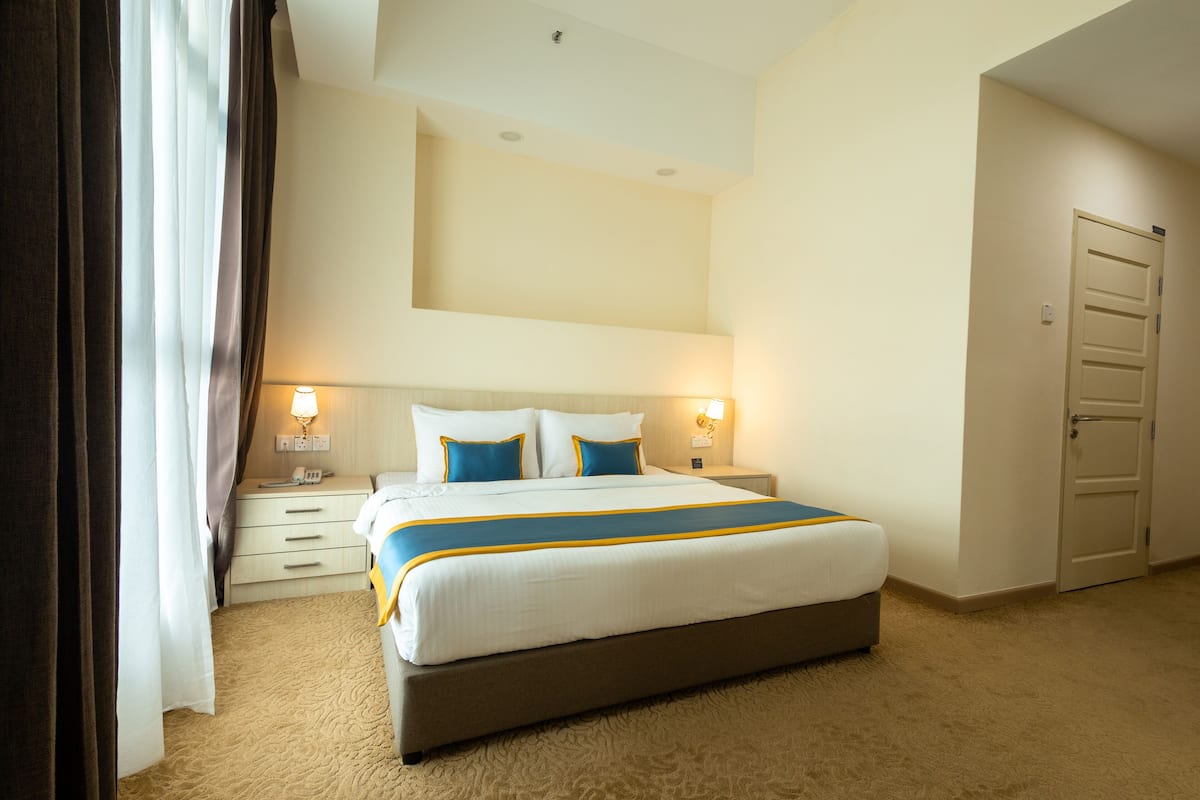 Suite estudio básica, 1 cama Queen size y sofá cama | 1 habitación, tabla de planchar con plancha, wifi gratis y ropa de cama