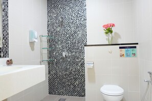Shower, towels - Zecon Hotel (Kuala Lumpur)