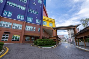 Letak kenderaan sendiri (tertakluk pada bayaran) (MYR 10 semalam)