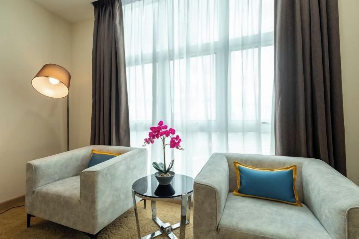 Living area | 42-inch flat-screen TV with cable channels
