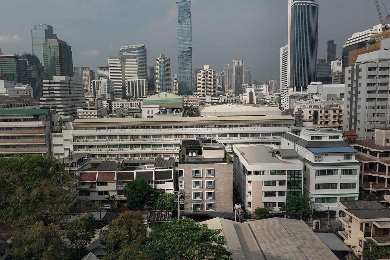 Un horizonte urbano con rascacielos modernos y una combinación de edificios residenciales y comerciales.