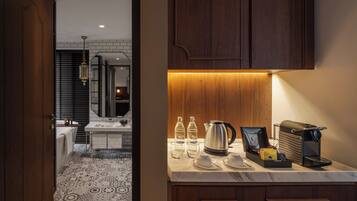 Deluxe King Room | Premium bedding, in-room safe, desk, laptop workspace