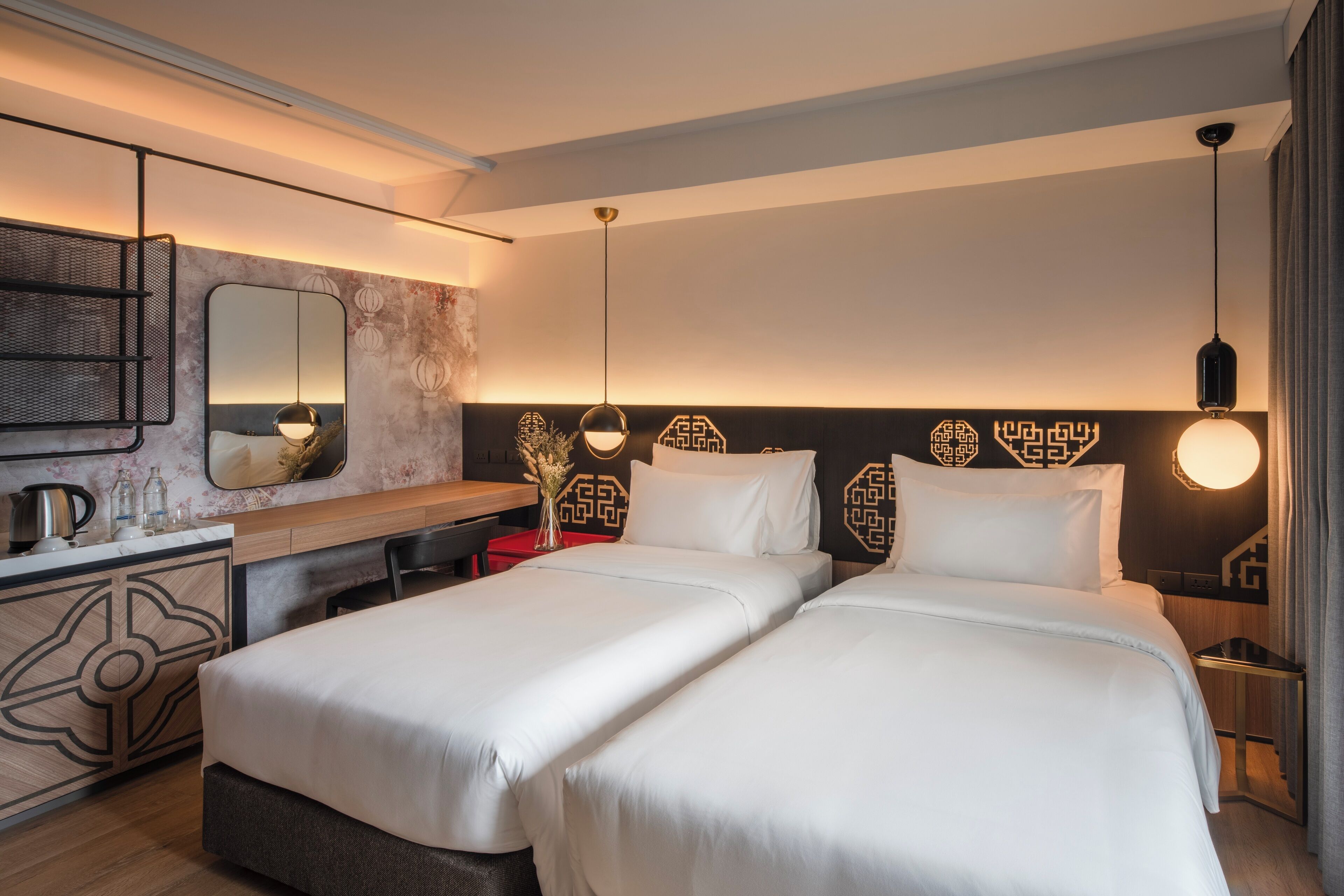 Superior Twin Room | Peralatan tempat tidur premium, peti besi dalam bilik, meja 