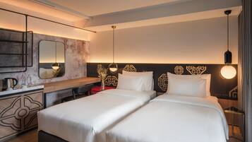 Superior Twin Room | Peralatan tempat tidur premium, peti besi dalam bilik, meja