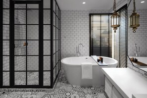 Deluxe King Room | Bathroom | Shower, rainfall showerhead, hair dryer, bathrobes - Passa Hotel Bangkok (Bangkok)