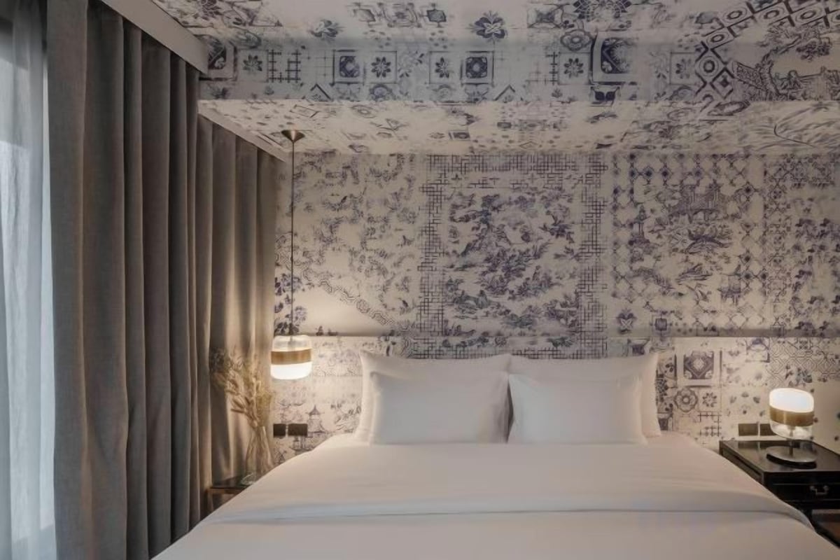 Premium bedding, in-room safe, desk, laptop workspace
