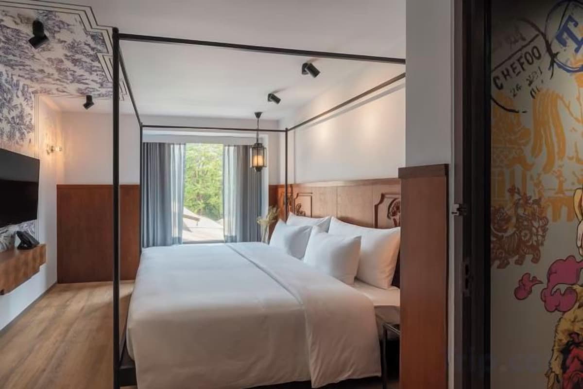 Premium bedding, in-room safe, desk, laptop workspace