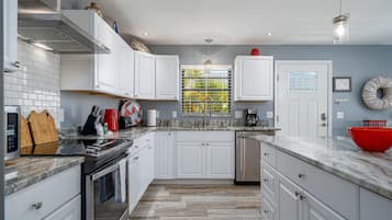 House, 2 Bedrooms | Private kitchen