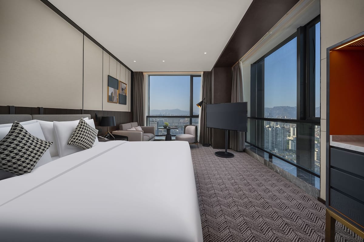 Chambre simple Deluxe, 1 trĂšs grand lit | Coffre-fort, rideaux dâobscurcissement, systĂšme dâinsonorisation
