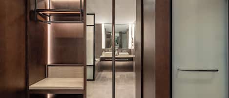 Un baño moderno con espejo, dos lavamanos y zona de ducha.