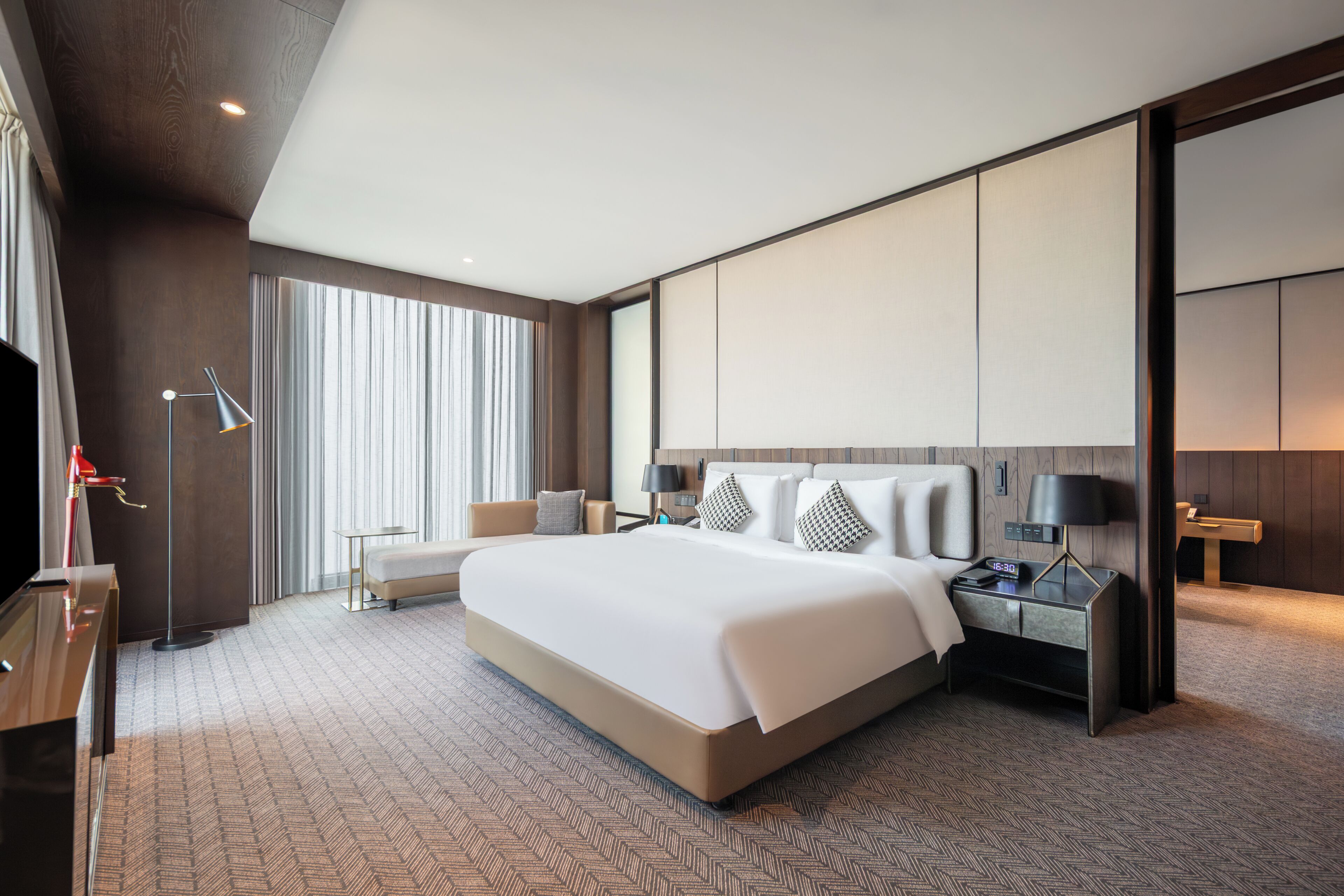 Suite ejecutiva, 1 cama de matrimonio grande, vistas a la ciudad | Caja fuerte, escritorio, cortinas opacas y sistema de insonorización
