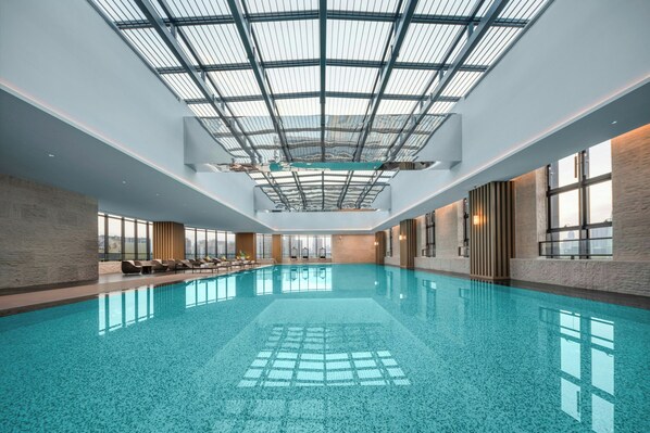 Una piscina cubierta