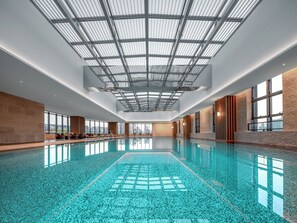 Una piscina cubierta