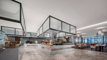 Daily buffet breakfast (CNY 138 per person)