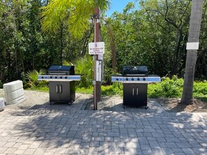 BBQ/picnic Area - Estero Cove # 523 - 6895 Estero Blvd by Coastal Vacation Properties (Fort Myers Beach)