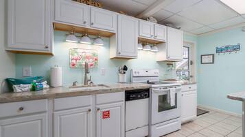 House, 1 Bedroom | Private kitchen