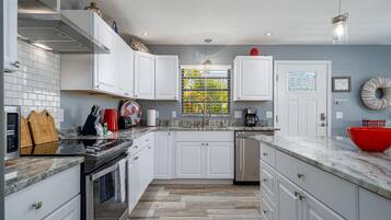 House, 3 Bedrooms | Private kitchen