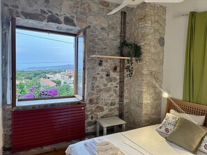 4 bedrooms, in-room safe, iron/ironing board, travel crib - Il Melograno, an original Dalmatian stone house with a stunning view (Vrbanj)