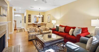 Guest Favorite Beckenham Townhouse, Walk to Beach, Pool, Private Courtyard, Port Royal Village