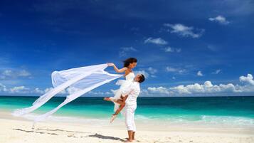 Plage, chaises longues, serviettes de plage