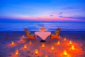 Outdoor dining - House of Verrett Beach Villa-Ventura,  Sleeps 6 & four-minutes from beach (Port Hueneme)