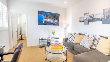 Smart-TV, Kamin, Bücher, Musikbibliothek