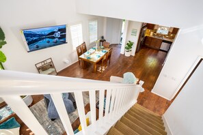 TV connectée, cheminée, livres, médiathèque