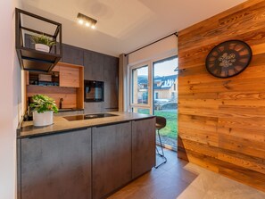 Een koelkast, een microgolfoven, een oven, een kookplaat