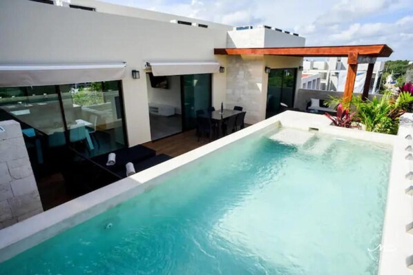 Una piscina al aire libre