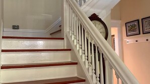 Una escalera con barandillas blancas y escalones de madera.