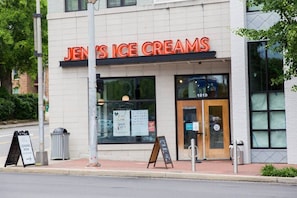 Una fachada con un letrero que dice "JEN'S ICE CREAMS" y el número "1819" sobre la entrada.