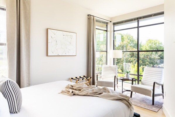 2 quartos, escrivaninha, ferros/tábuas de passar roupa