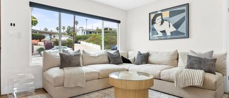 Una Smart TV, libros, una impresora