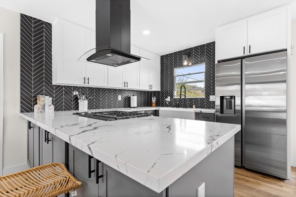 Fridge, oven, stovetop, dishwasher - Easy Access to Everywhere in SD!! Ocean View. Weekly and Monthly Discounts (San Diego)