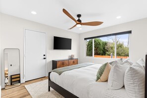 3 bedrooms, desk, iron/ironing board, travel crib - Easy Access to Everywhere in SD!! Ocean View. Weekly and Monthly Discounts (San Diego)