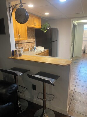 Fridge, microwave, oven, stovetop - Your home away from home (Abbotsford)
