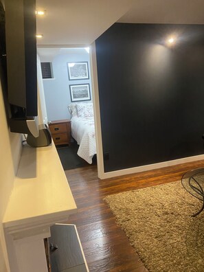 1 quarto, ferros/tábuas de passar roupa, berço de viagem