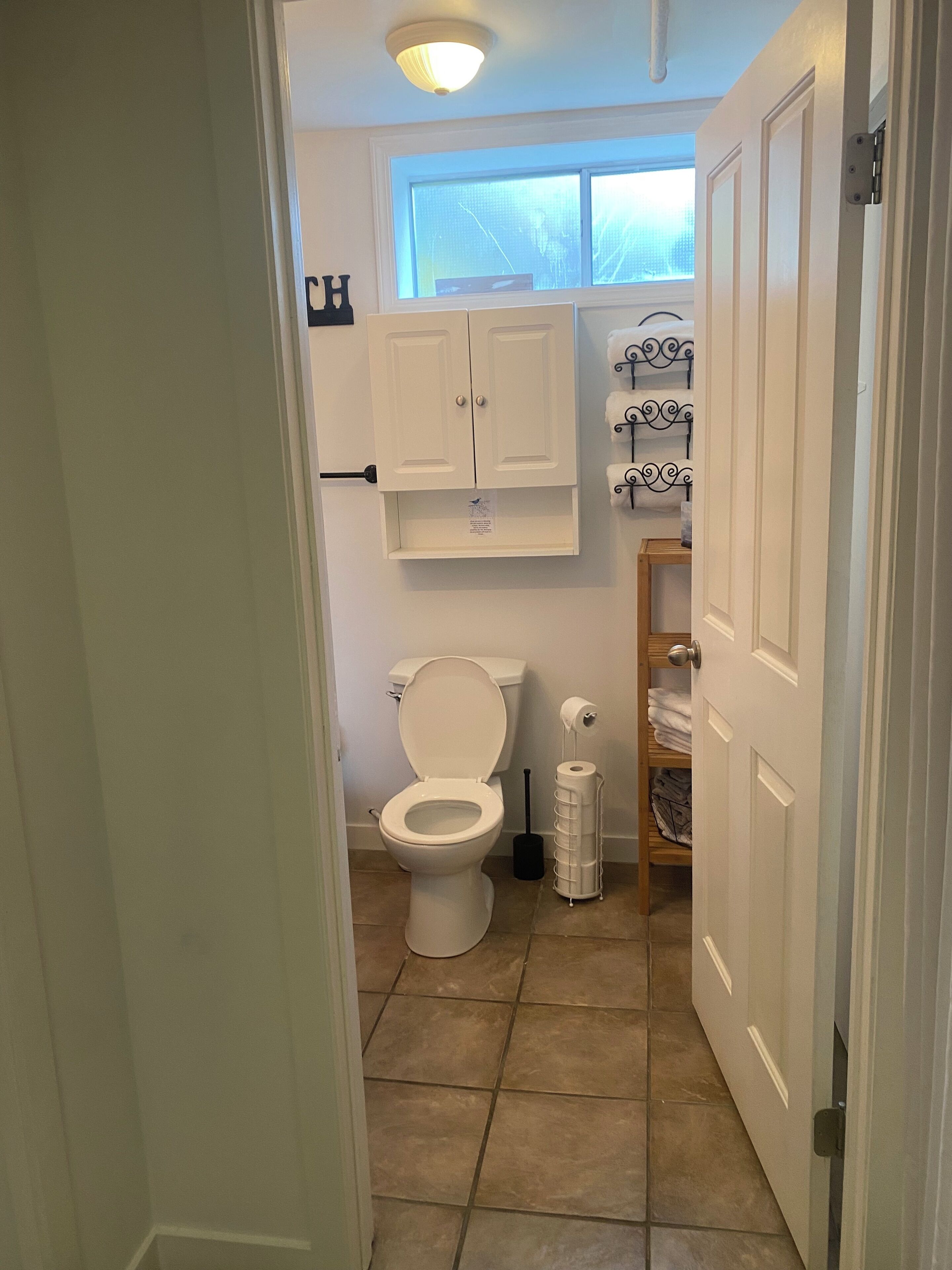 Tina con regadera, secadora de cabello, toallas, jabón 