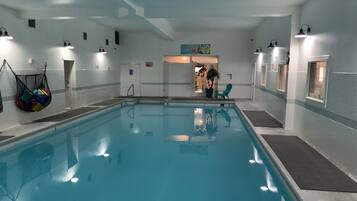 Una piscina cubierta, una piscina climatizada