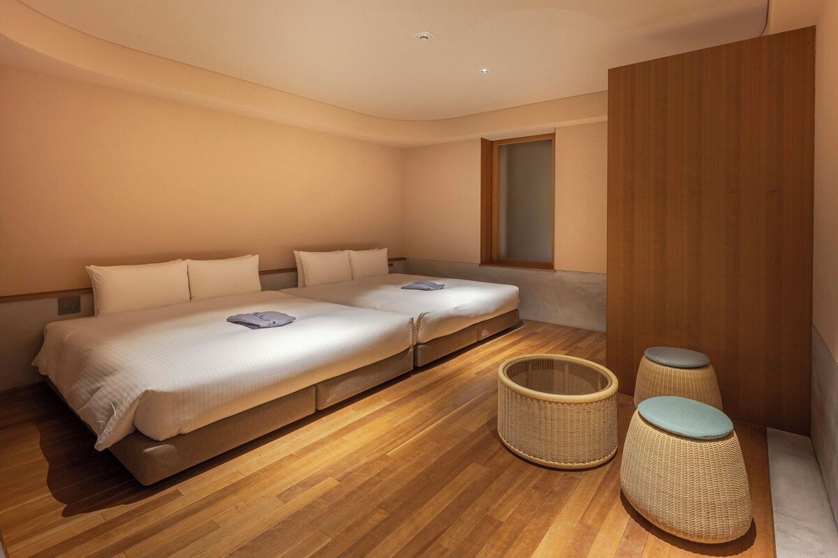 Laptop workspace, soundproofing, WiFi (free), bed sheets
