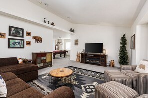 Smart TV, fireplace, books - Pet Friendly Yosemite 30min Lrg 4/3 POOL TABLE (Oakhurst)