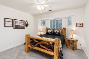 4 soverom, skrivebord, strykejern/-brett og reiseseng for barn